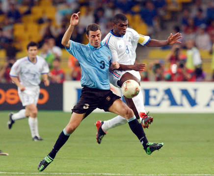 Alejandro Lembo, Uruguay håller undan Marcel Desailly,