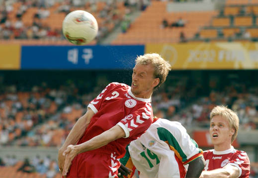 Rene Henriksen, Danmark i nickduell med Papa Bouba Diop,