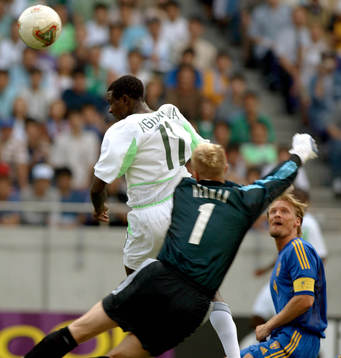 Julius Aghahowa nickar in Nigerias enda mål