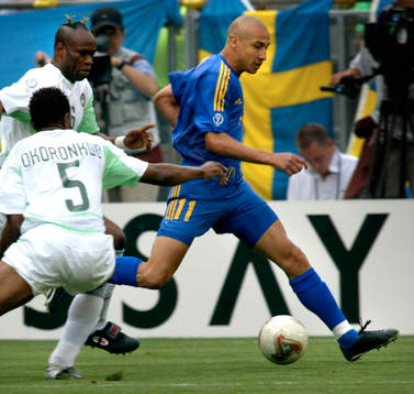 Henrik Larsson (Henke Larsson) springer ifrån Taribo West
