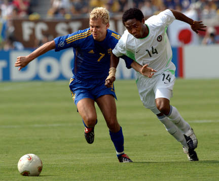 Niclas Alexandersson i en närkamp med Ifeanyi Udeze