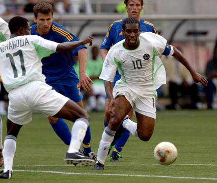Jay-Jay Okocha dribblar bort Andreas Jakobsson