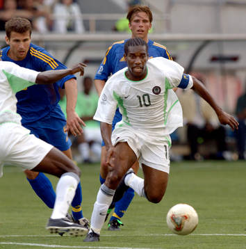 Jay-Jay Okocha, Nigeria lurar Andreas Jakobsson och Anders