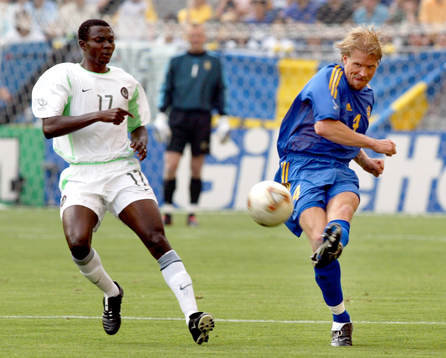 Julius Aghahowa, Nigeria och Johan Mjällby, Sverige