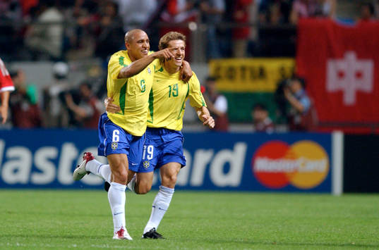 Roberto Carlos, Brasilien klappas om av Juninho. Jubel