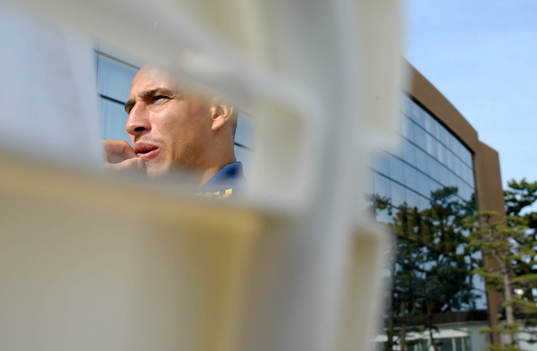 Henrik Larsson (Henke Larsson) utanför spelarhotellet