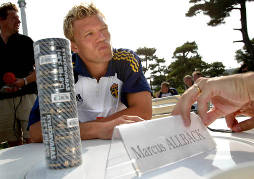 Marcus Allbäck hade en stock med snusdosor med sig på