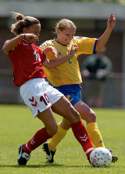 Christina Bonde och Karolina Westberg i kamp om bollen