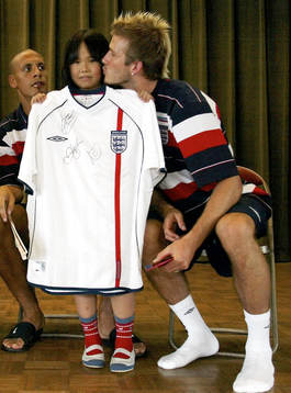 David Beckham ger Yuka Hirota en puss