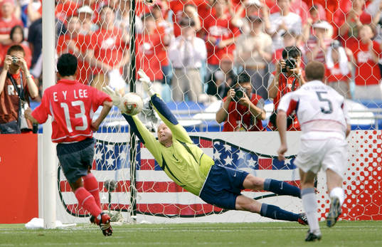 Brad Friedel, USA tar en dåligt slagen straff från Eul