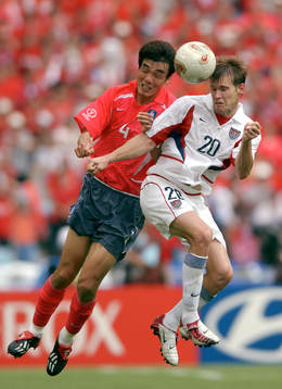 Brian McBride, USA och Jin Cheul Choi, Korea