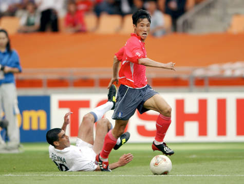 Eul Yong Lee, Korea och Claudio Reyna, USA