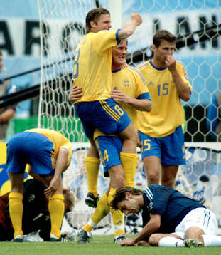Anders Svensson, Sverige gratuleras av Johan Mjällby