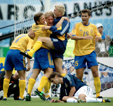 Anders Svensson, Sverige gratuleras av Johan Mjällby och