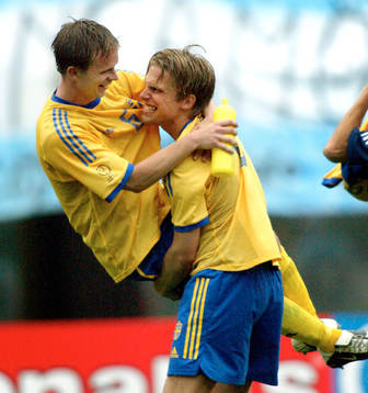 Anders Svensson och Tobias Linderoth, Sverige, kramas