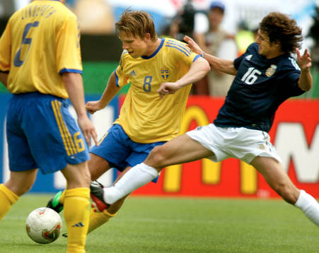Anders Svensson i en närkamp med Pablo Aimar