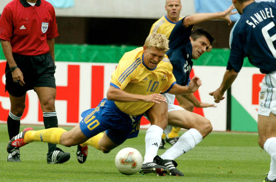 Marcus Allbäck i en duell med Jose Chamot