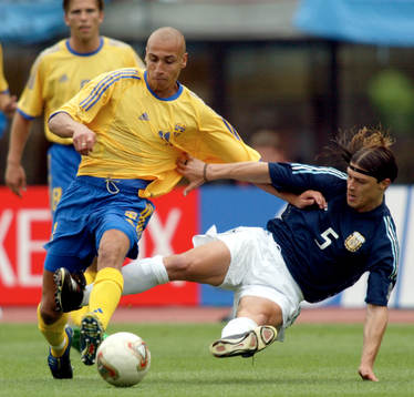 Henrik Larsson (Henke Larsson) i en närkamp med Matias
