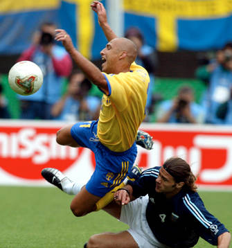 Henrik Larsson (Henke Larsson) i en närkamp med Mauricio