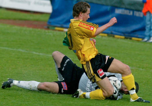Jonnie Fedel räddar tionde friläget, här Niklas Falk