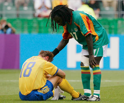 Ferdinand Coly tröstar Mattias Jonson, Sverige., Senegal
