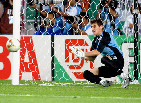 Iker Casillas, Spanien räddar en straff