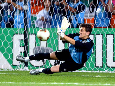 Iker Casillas, Spanien räddar en straff