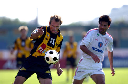 Jonas Axeldal, Häcken,  driver upp ett anfall