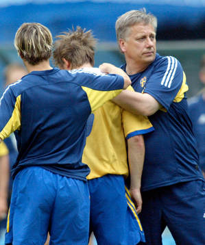 Tommy Söderberg och Pontus Farnerud tröstar Anders