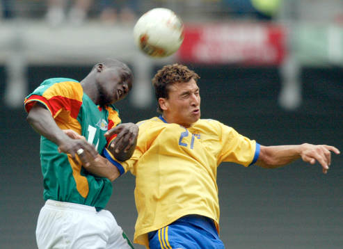 Zlatan Ibrahimovic i nickduell med en Senegalspelare