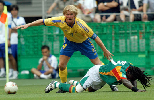 Johan Mjällby får Ferdinand Coly på fall
