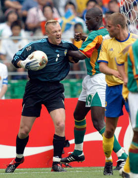 Magnus Hedman bufflas med en Senegalspelare