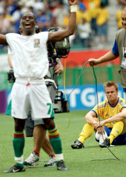 Matchvinnaren Henri Camara jublar och Mattias Jonson
