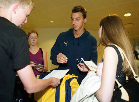 Zlatan Ibrahimovic ger autografjägarna (autograf) vad de