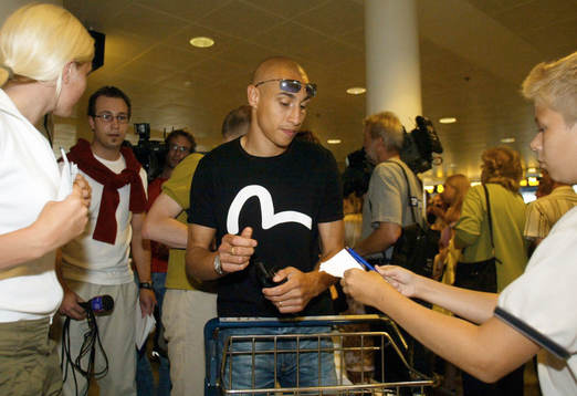 Henrik Larsson (Henrik Henke Larsson) ger autografjägarna