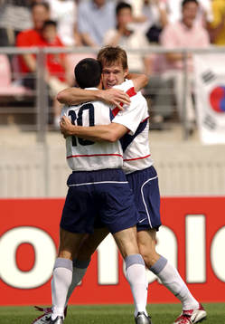Brian McBride och Claudio Reyna, USA (Jubel)