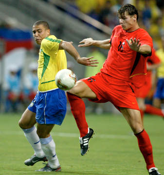 Ronaldo, Brasilien och Daniel Van Buyten, Belgien