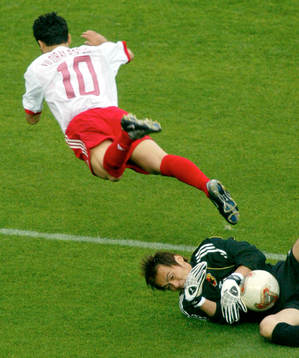 Seigo Narazaki räddar Yildiray Basturks friläge