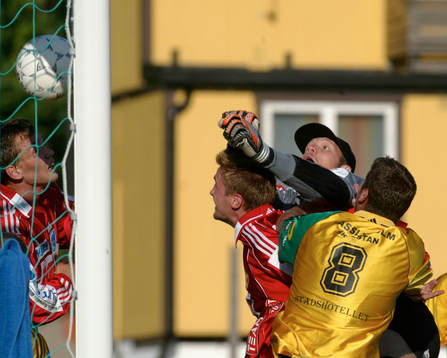Målvakt, bollen på mållinjen, målvaktsboxning