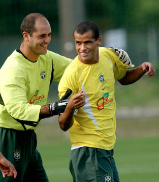 Brasiliens målvakt Marcos skojar med Rivaldo