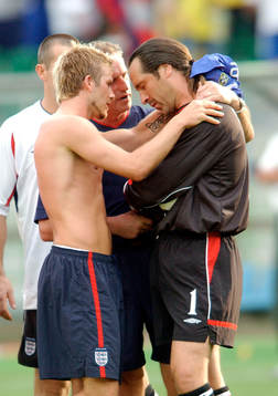 England är utslagna. David Beckham, England tröstar