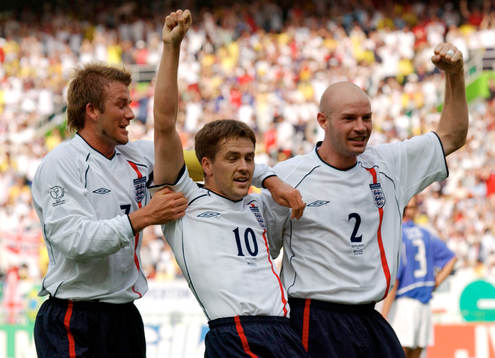 David Beckham och Danny Mills gratulerar Michael Owen,