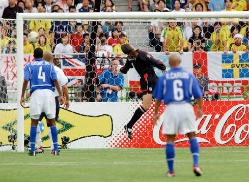 Ronaldinho, Braslien (ej i bild) lobbar in 1-2 bakom David