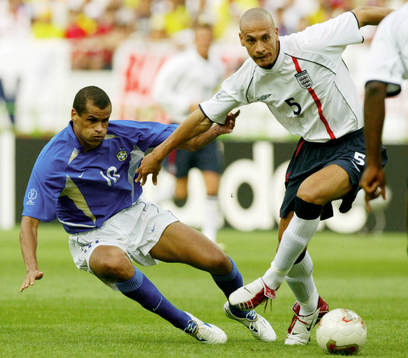 Rio Ferdinand, England med bollen och Rivaldo, Brasilien
