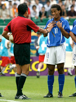 Ronaldihno tror inte sina ögon när han blir utvisad