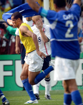 Rivaldo firar sitt 1-1 mål och Paul Scholes deppar