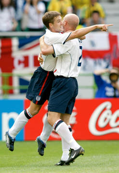 Michael Owen och Danny Mills, England. Jubel, glädje