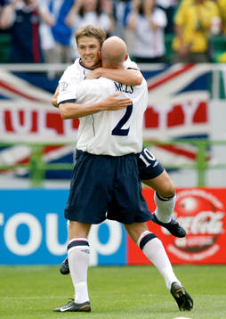 Micheal Owen och Danny Mills. Jubel, glädje