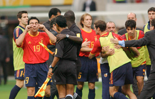 Xavi, Spanien konfroterar linjemannen (assisterande domare)