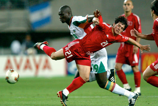 Emre Belözoglu, Turkiet och Bouba Diop, Senegal